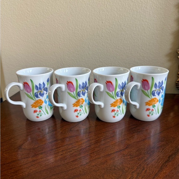 Set of 4 vintage Sigma Tastesetter Floral White porcelain Mugs Set